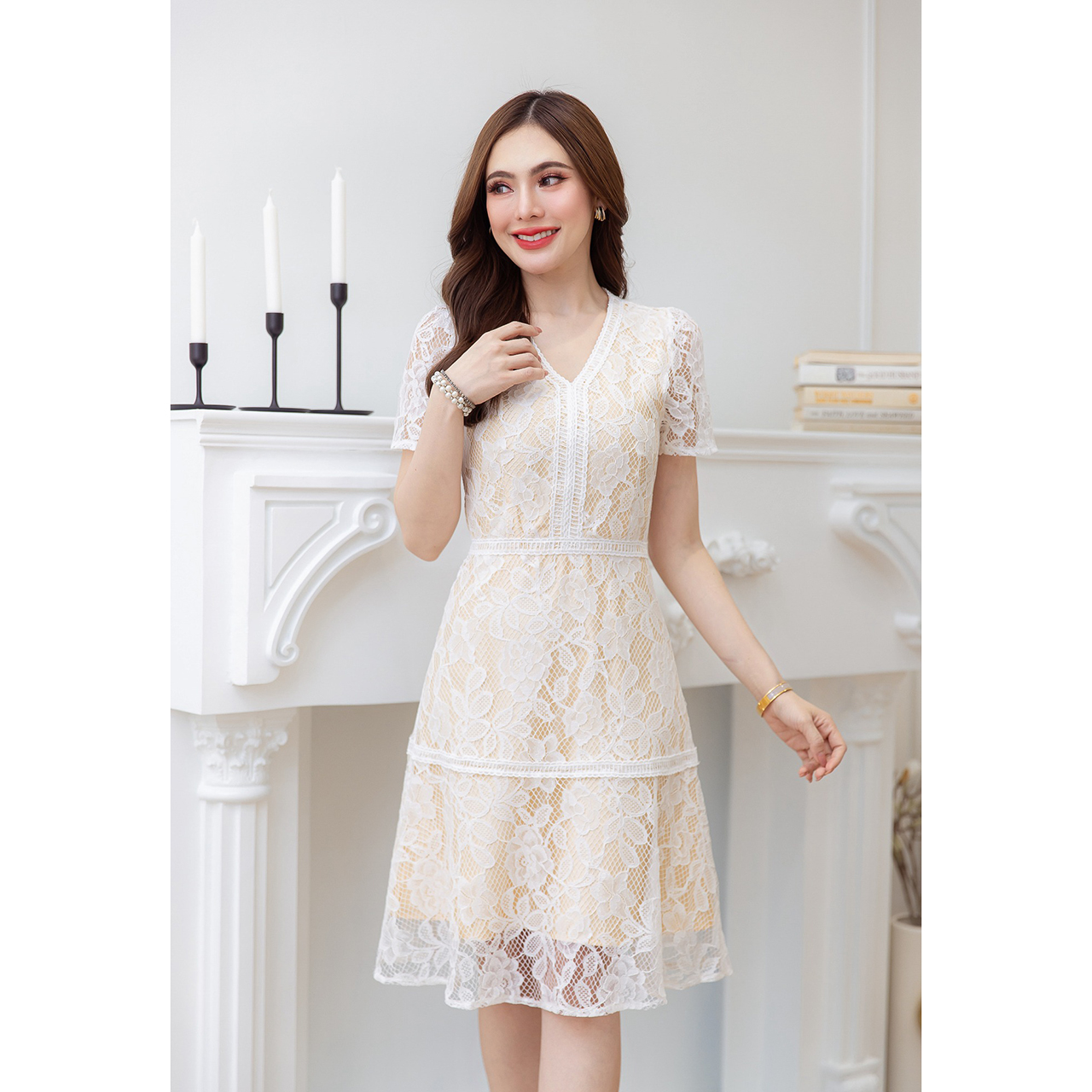 kudapy เดรสสั้นสีขาว/สีดำ เดรสลูกไม้สวยหรู ลูกไม้ลายสวย มีดีเทลแต่งลูกไม้แน่นๆทั้งชุด ท้้งช่วงรอบคอ รอบเอว