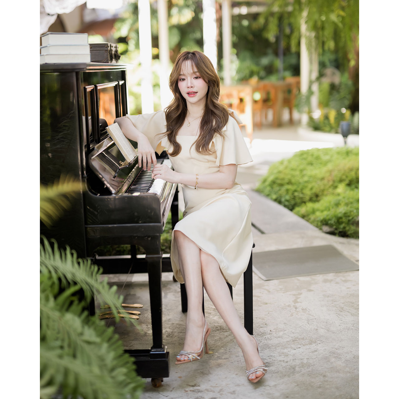 kudapy เดรสคัตติ้งสวยในสไตล์มินิมอล ดีเทลโบว์ที่ไหล่ และแขนระบายที่ช่วยให้ลุคดูอ่อนโยนแต่ยังคงความหรู