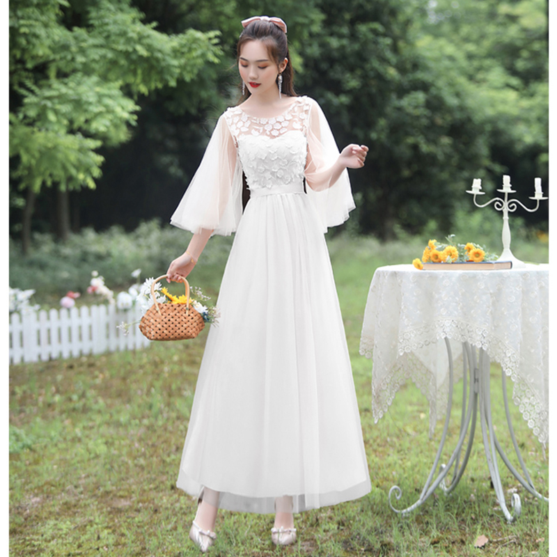 kudapy ชุดราตรียาวออกงานสีขาว คลุมไหล่ตัวเสื้อแต่งด้วยผ้าดอกไม้ ช่วงเอวคาดริ้บบิ้น