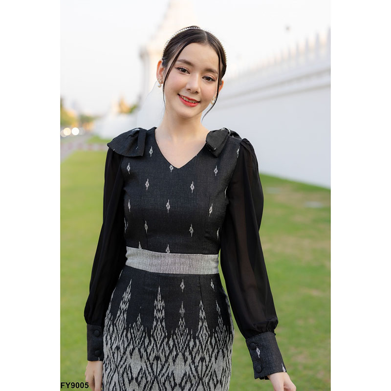 kudapy เดรสสั้นสีดำ งานผ้าทอลายไทย แต่งโบว์สองข้าง ลายสวย ใส่ออกงาน ไปทำงานได้ในหลายโอกาส