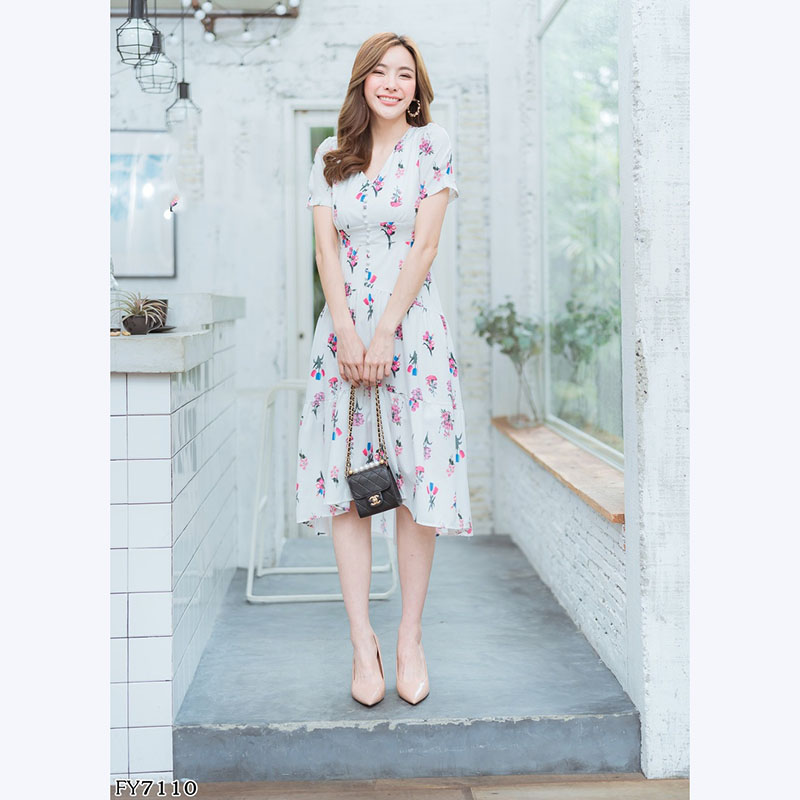 kudapy เดรสยาวสีชมพู,ขาว แต่งกระดุมลายดอกสวยดูดี