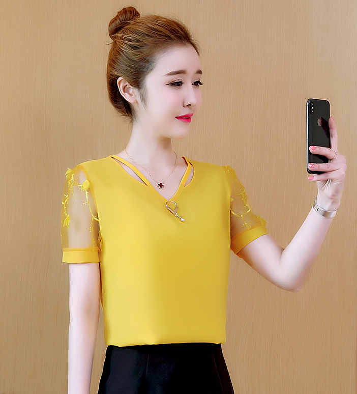 เสื้อสีเหลือง ผ้าชีฟองชนิดเนื้อหนา แขนเสื้อผ้าลูกไม้ คอเสื้อดีไซน์เก๋