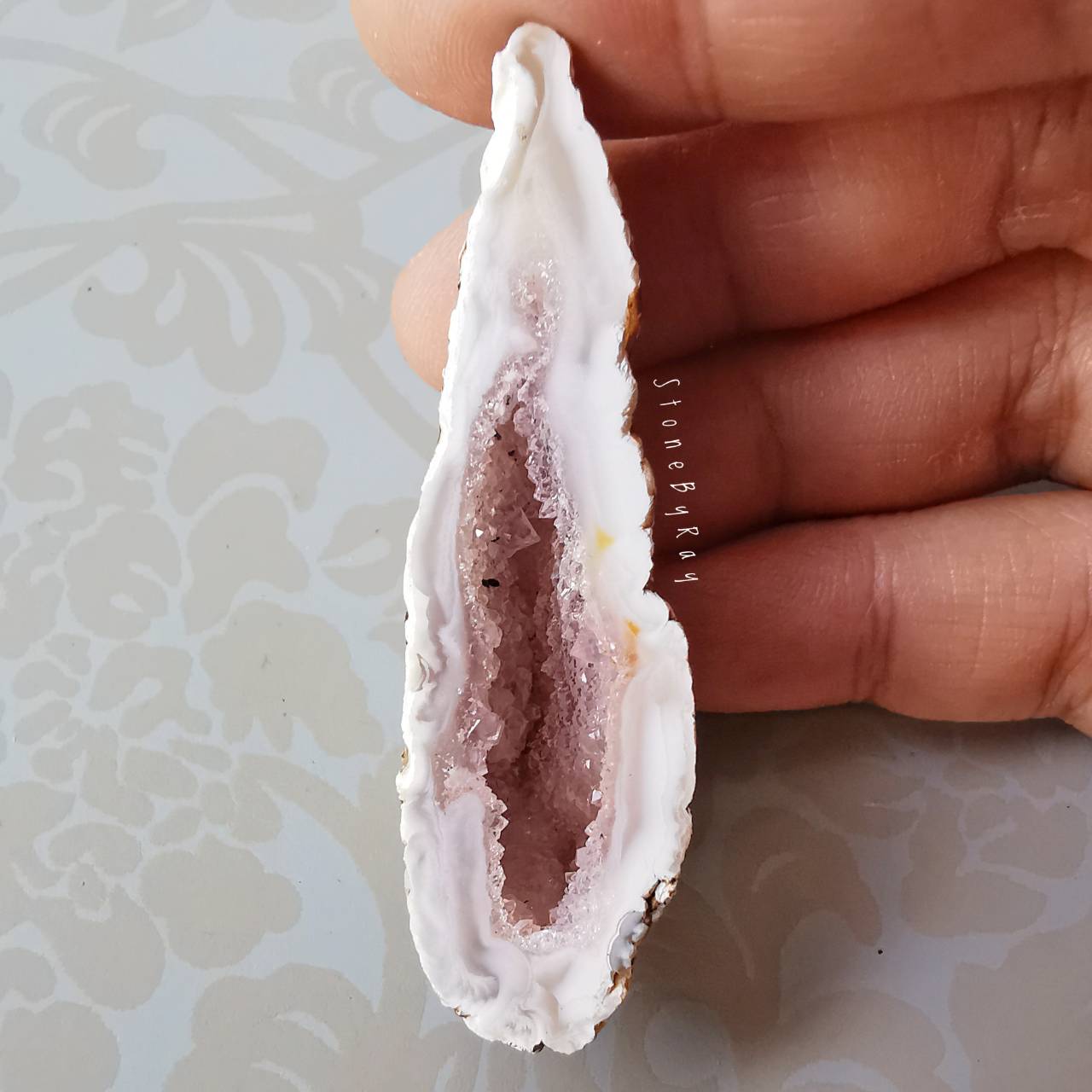 หินจีโอดอเมทิสต์ก้อนธรรมชาติ