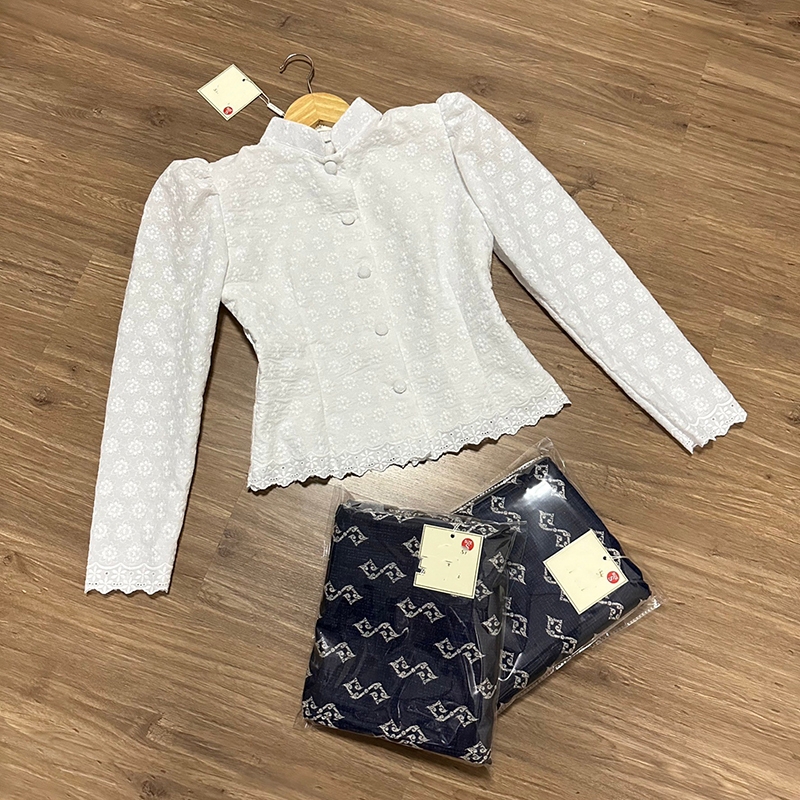 kudapy ชุดเซทเสื้อลูกไม้คอหยักแขนยาว แต่งกระดุมหน้าเรียงเม็ดเก๋ๆ เนื้อผ้าลูกไม้ฝรั่งเศส าพร้อมกับผ้าถุงสำเร็จรูป ซิปหลัง ไหมแพรทิพย์ทอลาย อัดกาว