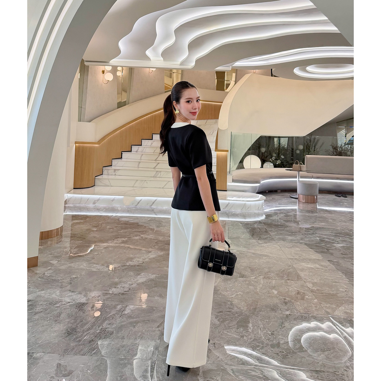 kudapy ชุดทำงานลุคเรียบหรู สไตล์มินิมอล พร้อมดีเทลคอวีเข้ารูปช่วยให้ช่วงคอดูยาวและเรียว