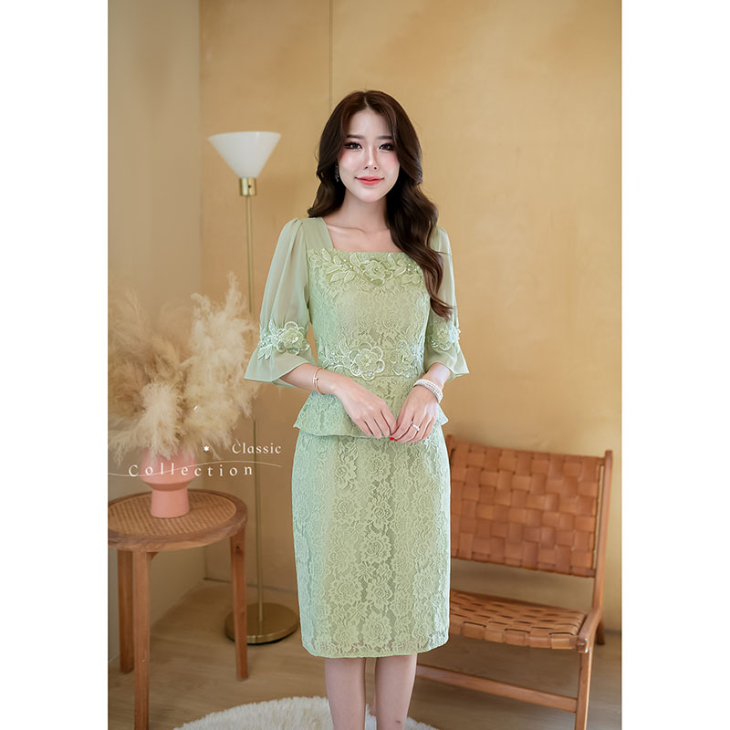 kudapy เดรสสั้นสีชมพูอ่อน/สีเขียวอ่อน ลูกไม้ เป็นเดรสลูกไม้เอวระบาย ช่วงแขนเป็นชีฟอง ตกแต่งดอกไม้ช่วงเอว อก และปลายแขน ดีเทลดอกไม้จะเป็นงานปักลูกปัด มุก และเพชร