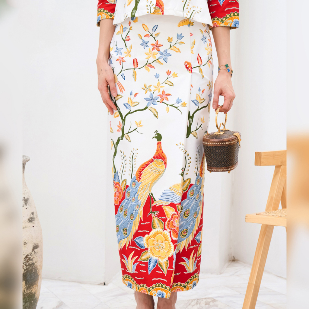 kudapy ชุดเซ็ทเสื้อ+ผ้าถุง พิมพ์ลายปาเต๊ะสีครีมแดงลายดอกไม้ เสื้อกระดุมหน้าทรงเรือนต้น แขนสามส่วน กระโปรงซิปหลังตะขอเกี่ยว จีบหน้า สำเนา