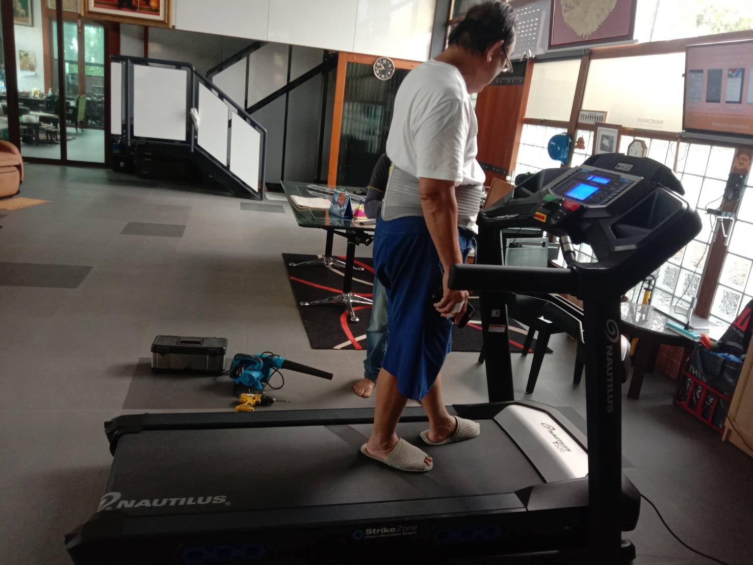 ลู่วิ่งไฟฟ้า NAUTILUS รุ่น T626