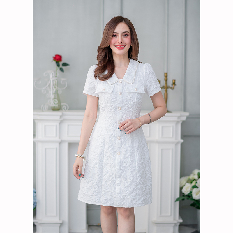 kudapy เดรสสั้นสีขาว/สีชมพูกลีบบัว คอปกมุก ผ้าแจ็คกาด เป็นทรงเข้ารูป มีดีเทลแต่งกระดุม และกระเป๋าช่วงอก เพิ่มความสวยเก๋