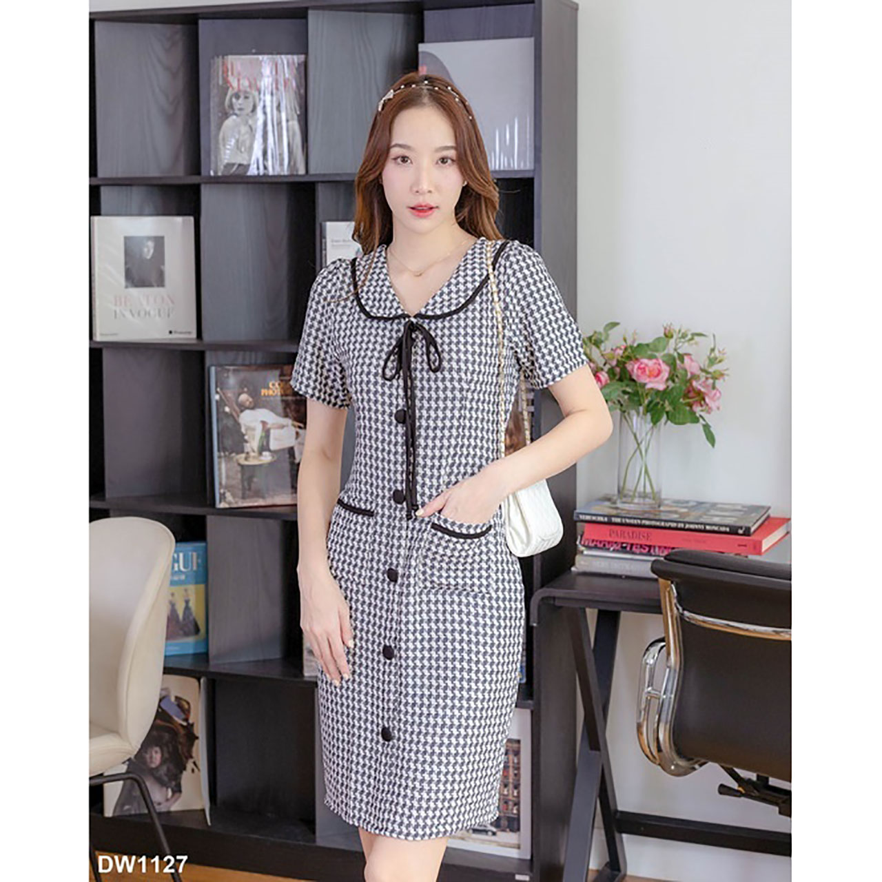 kudapy เดรสสั้นสีน้ำตาล สีดำ สีม่วง ผ้าลายชิโนริ คอบัว ดีเทลมาพร้อมเชือกผูกโบว์ แต่งกระดุม แบบน่ารัก