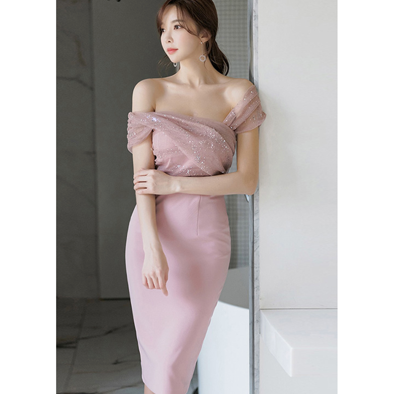 kudapy เดรสออกงานสีชมพูหวาน แต่งไหล่ช่วงบนมีกลิตเตอร์ดำบนผ้าตาข่ายดำ เวลาใส่ถูกแสงสีจะกลืนไปกับชุด