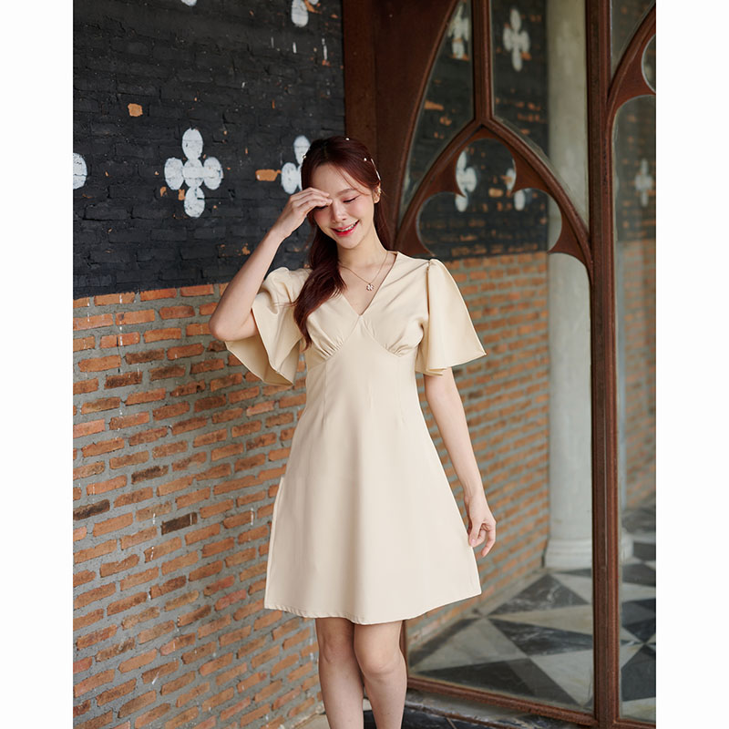 kudapy เดรสสั้นสีชมพู/สีเขียวมัทฉะ/สีครีม ตัวเสื้อเป็นคอวีจับจีบเดรปที่อก ต่อลงมาเป็นกระโปรงทรงเอบานเล็กๆ แขนเสื้อเป็นทรง Bell