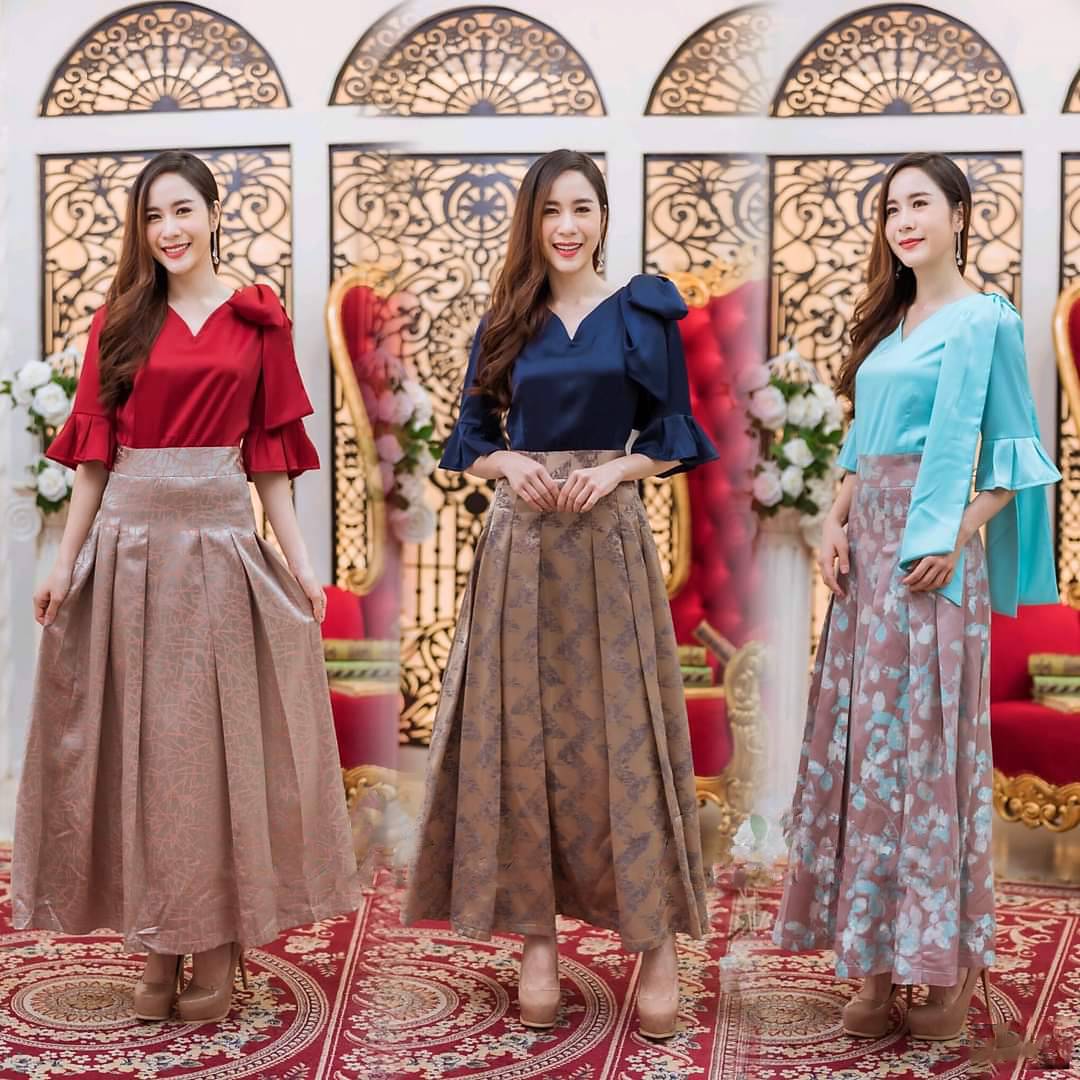 kudapy แม็กซี่เดรสยาวสีแดง/สีกรมท่า/สีฟ้าน้ำทะเล เดรสแขนกระดิ่ง ผ้า Satin Valentino กระโปรงจับจีบ ผ้านิ่มยืดใส่สบาย