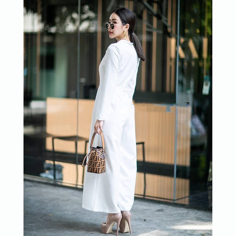 kudapy จั้มสูทขายาวสีขาว/สีแดง แต่งกระดุมช่วงอก ปกวี ซิปด้านหลัง