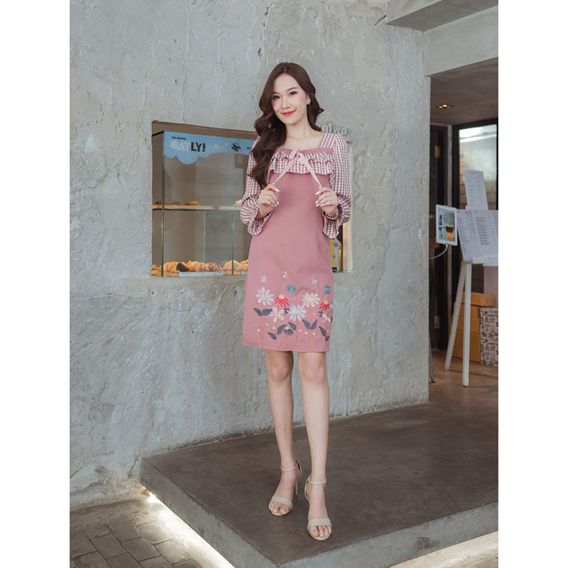 kudapy เดรสสั้นสีครีม/สีชมพู/สีกรม แขนยาวสก๊อต ดีเทลปักลายดอก น่ารักมาก ใส่ไปทำงาน ไปคาเฟ่ก็ได้