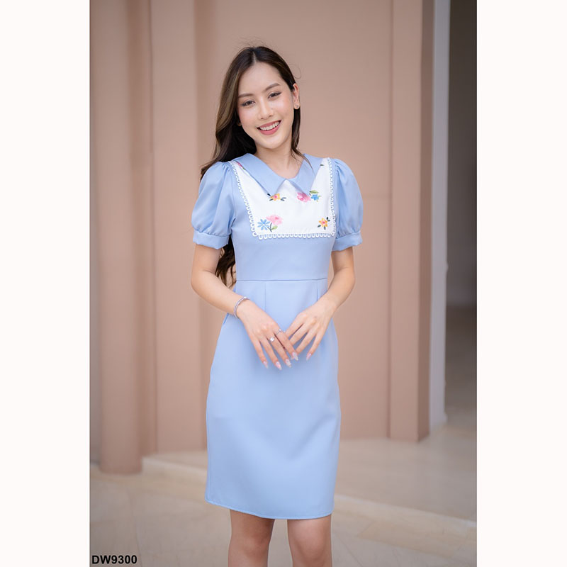 kudapy เดรสสั้นสีชมพู/สีฟ้า/สีดำ ปักอกลายดอกไม้ คอปก เนื้อเบาใส่สบาย