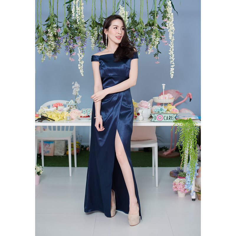 kudapy เดรสยาวเปิดไหล่สีกรมท่า ชุดราตรีทรงปาดไหล่ ช่วงเอวจับจีบตามแบบ กระโปรงป้ายทรงหางปลาผ่าด้านหน้า ดู sexy เล็กๆ