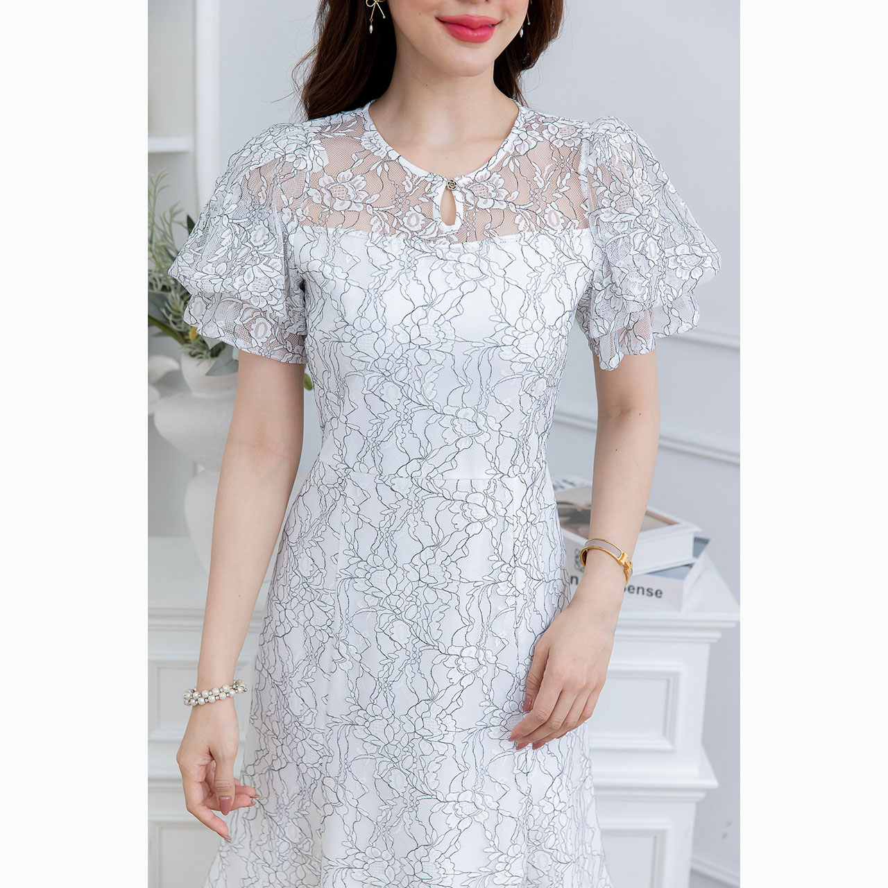 kudapy เดรสสั้นสีขาว/สีคราม ลูกไม้แขนบอลลูนสองชั้น ทรงสวย ช่วงคอมีดีเทลกระดุมหยดน้ำน่ารัก งานเย็บสวย