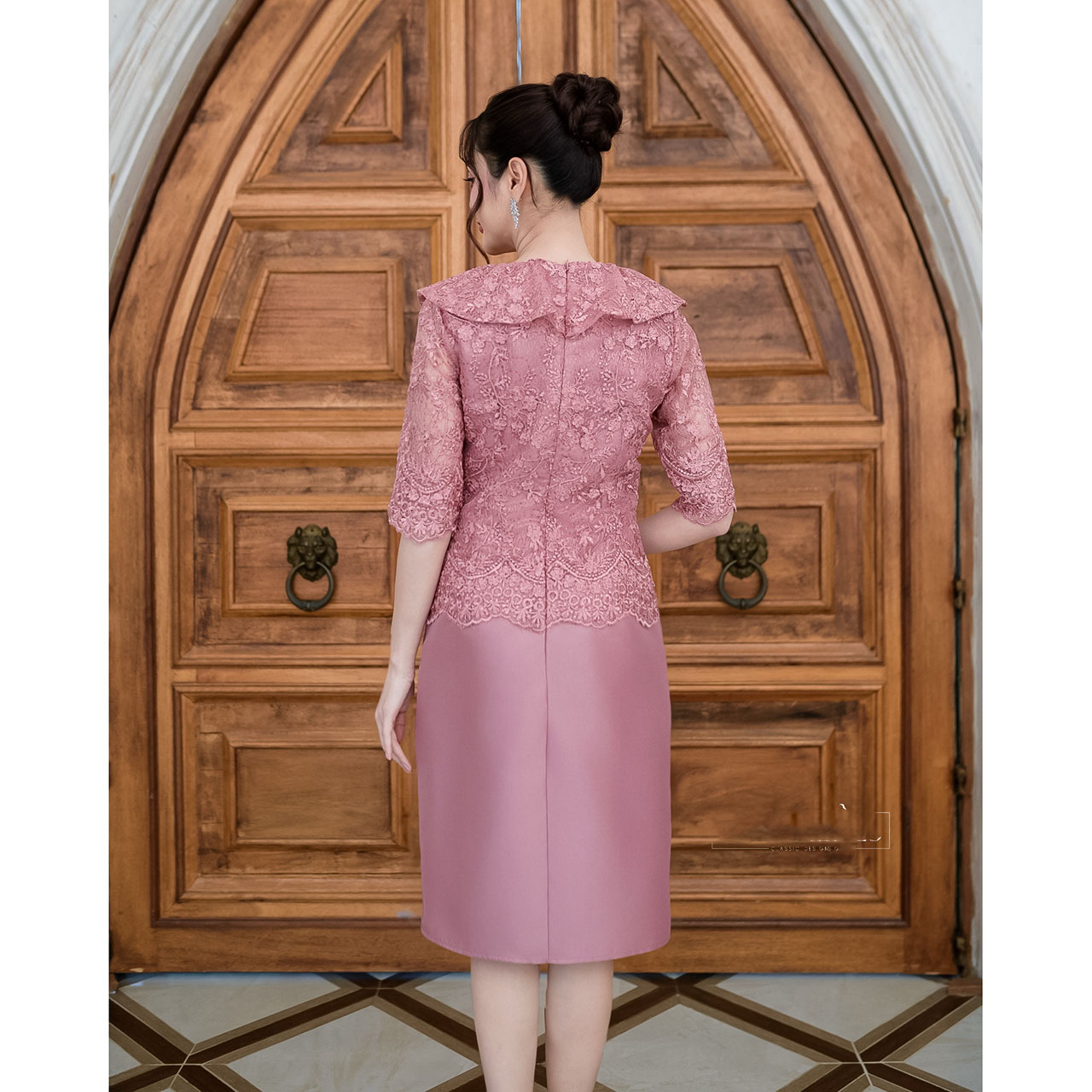 kudapy เดรสสั้นสีชมพูกะปิ/สีชมพูโอรส เนื้อผ้าดีสวยพรีเมี่ยมลูกไม้เนื้อนิ่ม แขนศอกสุภาพเรียบร้อย ช่วงคอเสื้อเก๋มากค่ะเป็นคอวีแต่งระบายรอบคอ