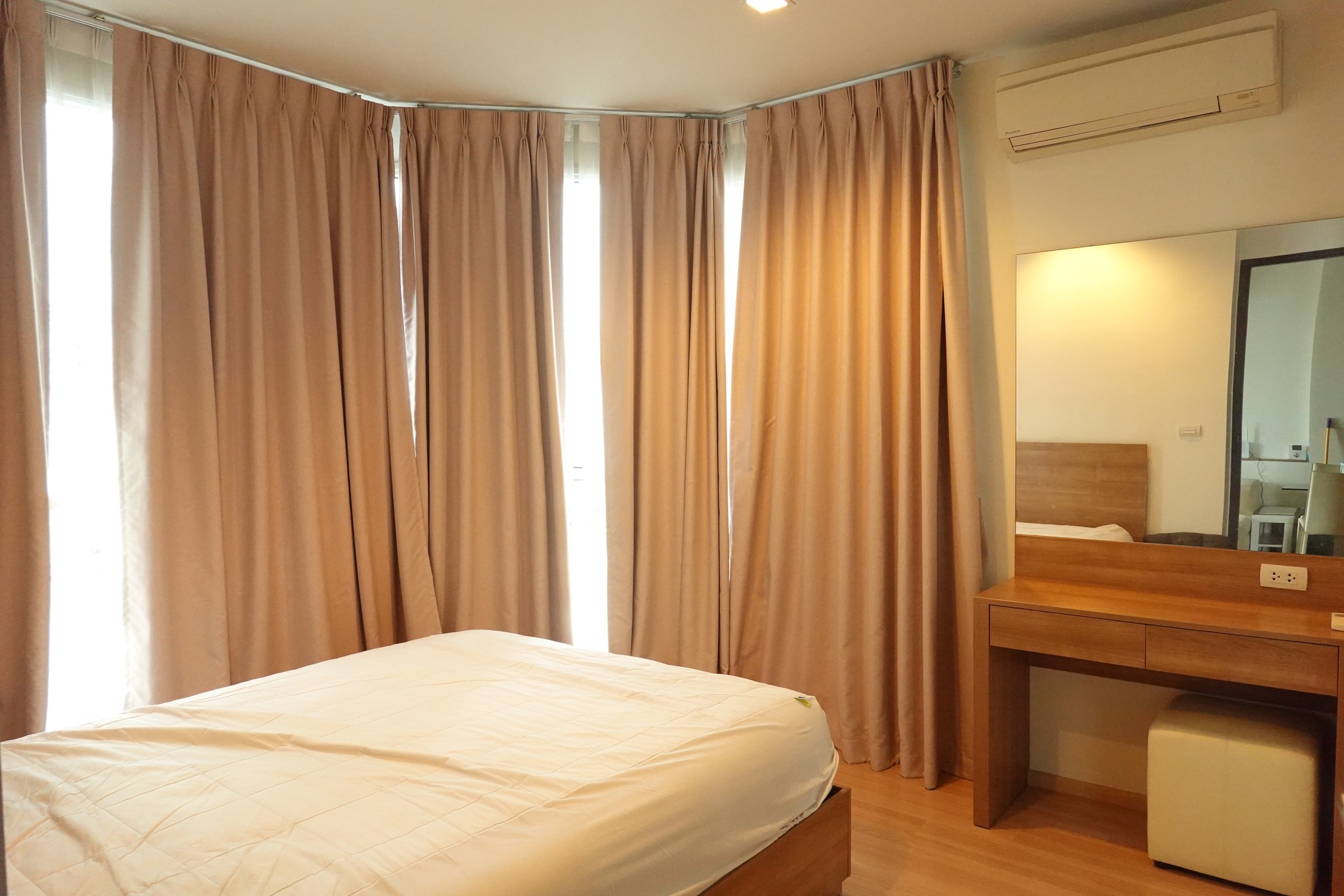 สนใจชมห้องติดต่อได้เลย Line ID: Smile-easy ปล่อยเช่าคอนโด Rhythm Sathorn (ริธึ่ม สาทร) - 1ห้องนอน 1ห้องน้ำ 1ห้องนั่งเล่น - ใกล้ BTS สะพานตากสิน - ขนาดห้อง 38 ตรม. ชั้น 17