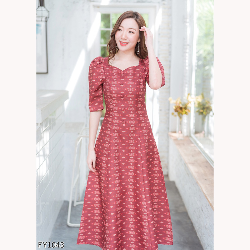 kudapy เดรสยาวผ้าไทยพิมพ์ลายสีแดง/สีชมพู/สีกรม คอเหลี่ยม หยักแขนตุ๊กตา ลายไทยทรงสวย