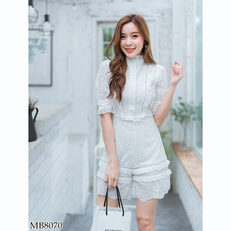 kudapy จั้มสูทขาสสั้นสีขาว คอปืน แต่งกระดุมหน้า ลายลูกไม้