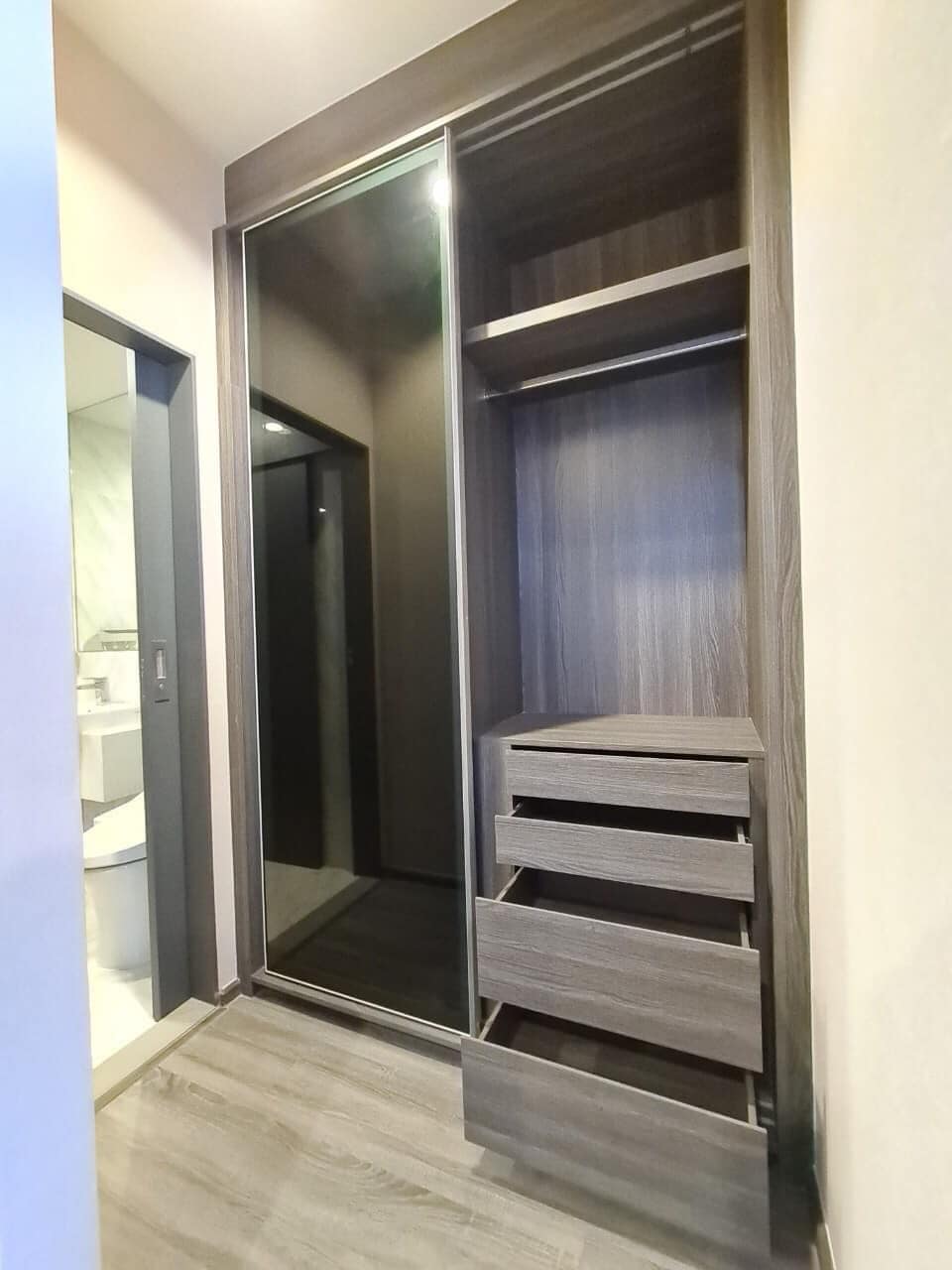 ปล่อยเช่า IDEO Mobi Rangnam (ไอดีโอ โมบิ รางน้ำ) - โซนพื้นที่ BTS อนุสาวรีย์ 1ห้องนอน 1ห้องน้ำ - ขนาดห้อง 35 ตรม. ชั้น 14 - ให้เช่า 24,000 ต่อเดือน