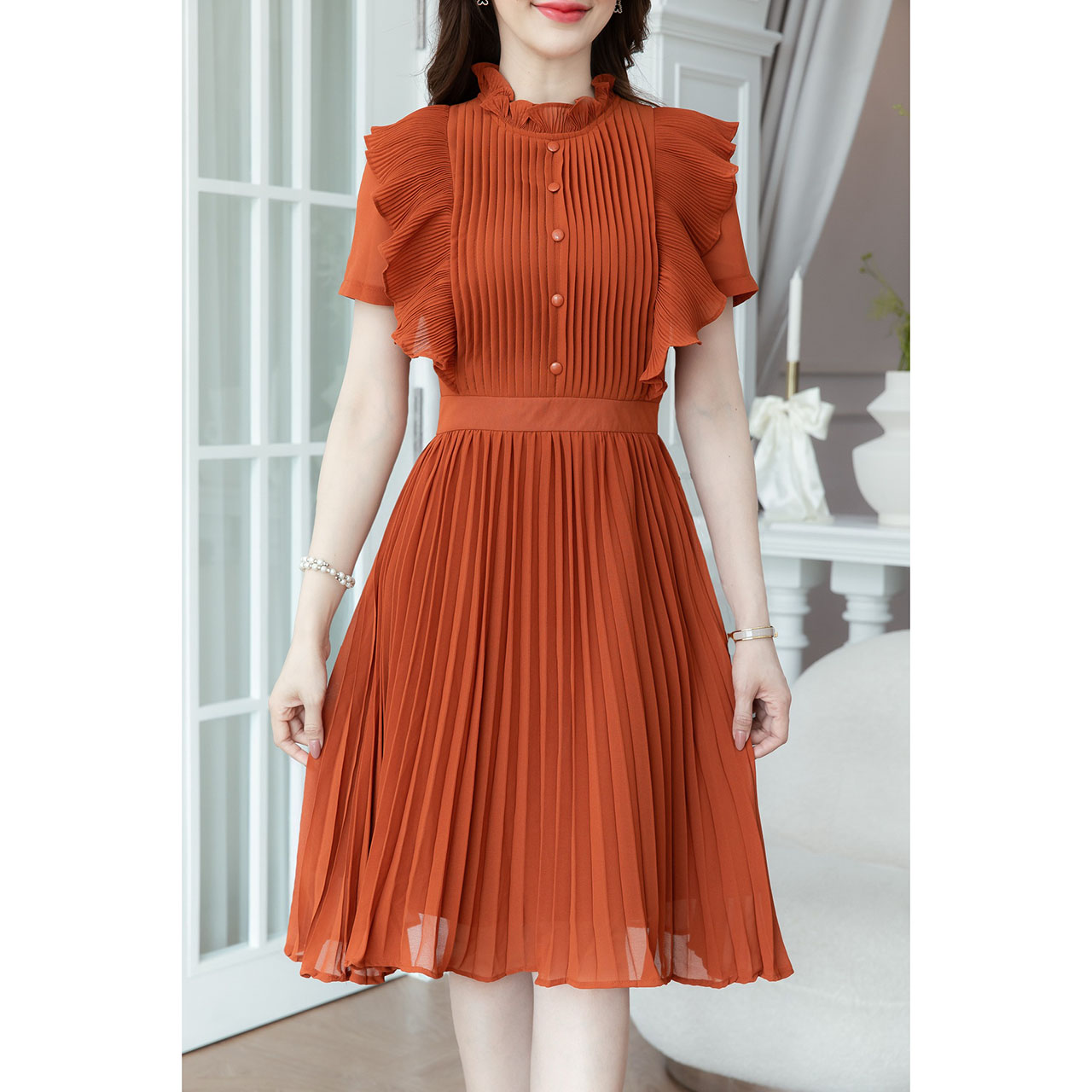 kudapy เดรสชีฟอง ดีเทลอัดพลีททั้งตัว ช่วงแขนเป็นดีเทลแขนปลีกอัดพลีทเล็ก ช่วงอกเย็บพลีทเป็นแนวเกล็ดแต่งกระดุม