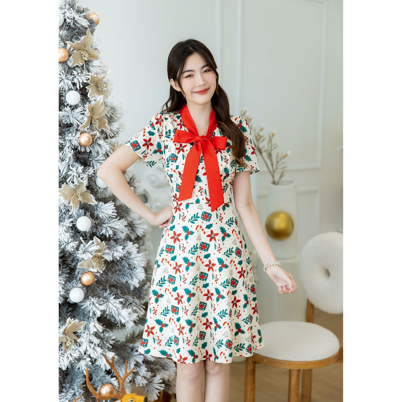 kudapy เดรสสั้นสีแดง/สีครีม พิมพ์ลายคริสตมาส มีดีเทลคอโบว์สีแดง แพทเทิร์นเย็บเข้าทรงช่วงเอว ทรงสวย