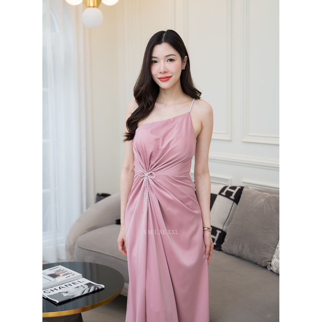 kudapy เดรสยาวสีโอวัลติน/สมิ้นอมฟ้า/สีชมพูกลีบบัว/สีกรม/สีชาเขียว ชุดราตรียาวไหล่เบี่ยงสายเพชรแต่งมัดเอวติดเข็มกลัดเพชรโบว์ งานพรีเมี่ยมผ้าเครปซาติน ซับในเกรดเอ ซิปด้านหลัง สวยหรู