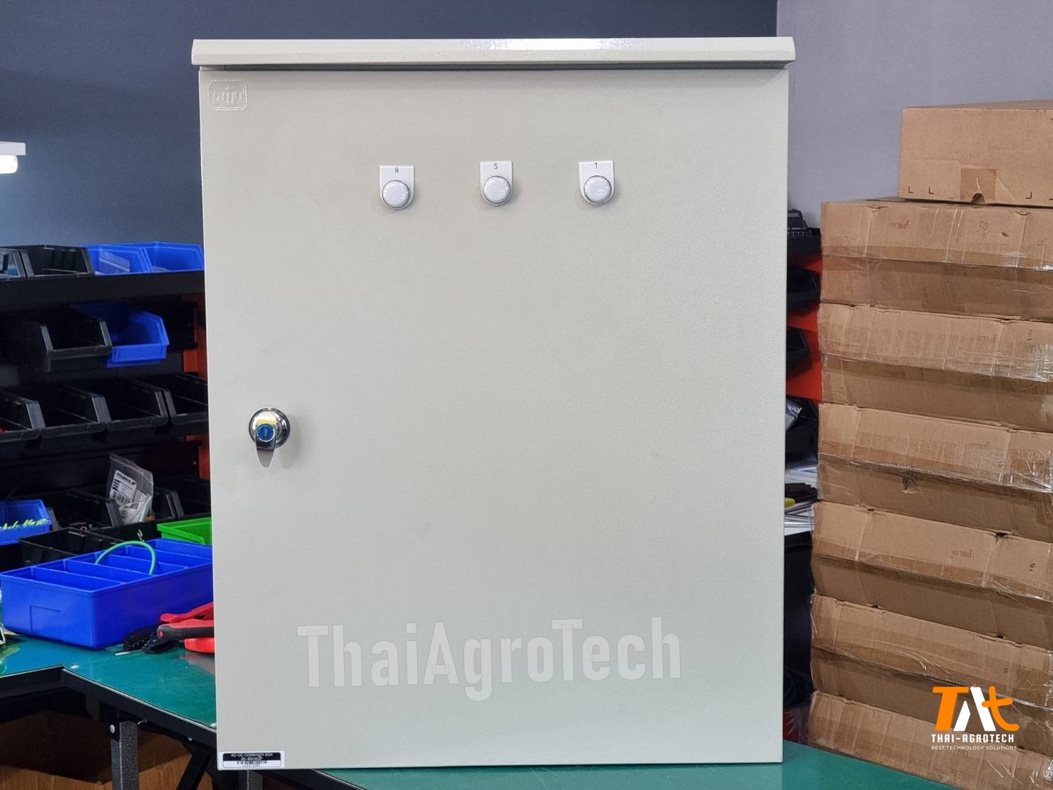 ตู้คอมบายเนอร์ AC/DC Combiner Box 40kW-80kW DC 4 string HV (3Phase) ดีซีแรงดันสูง (DC HV) 4 สตริง เอซี (AC) 3 เฟส สำหรับระบบโซล่าเซลล์