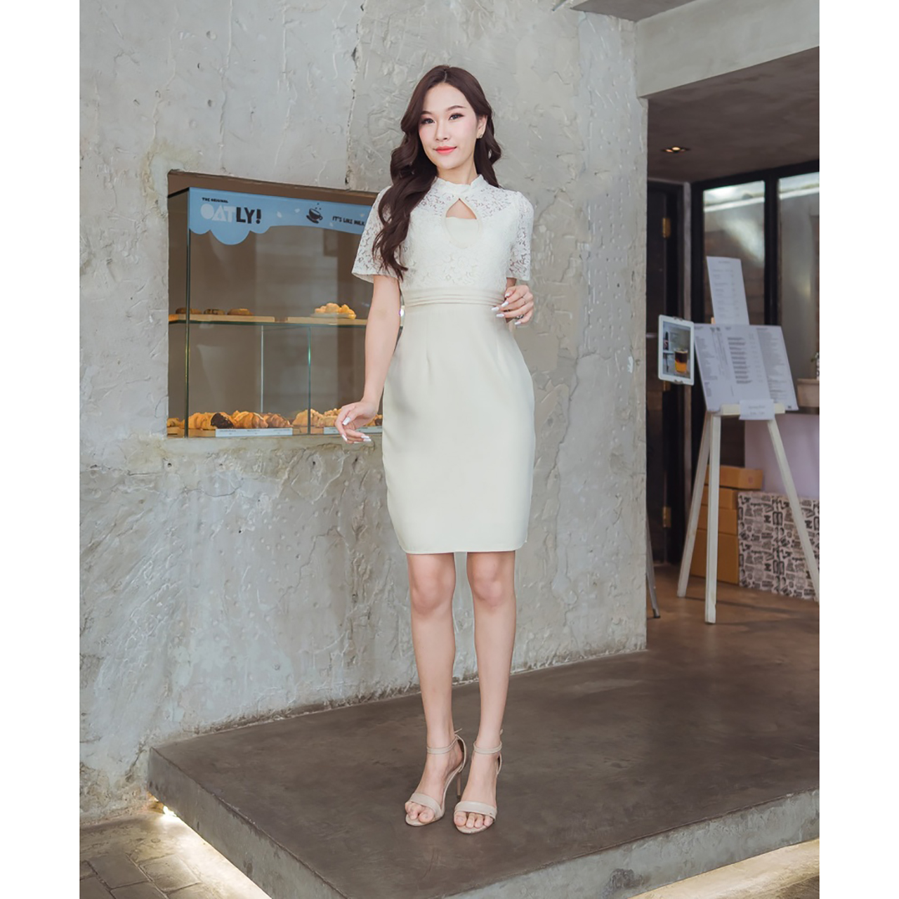 kudapy เดรสสั้นสีฟ้า สีครีม สีชมพู เว้าช่วงอก คอกลมแต่งผ้าระบายลายดอก ทรงสวย เป็นงานซิปหลัง