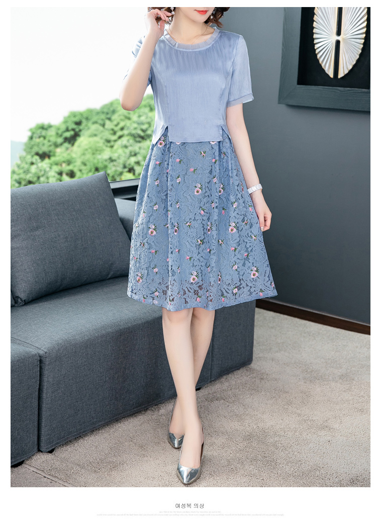 ชุดเดรสสั้นสีฟ้า เย็บต่อกับกระโปรงผ้าลูกไม้สีฟ้า ปักลายดอกไม้เล็กๆๆ L