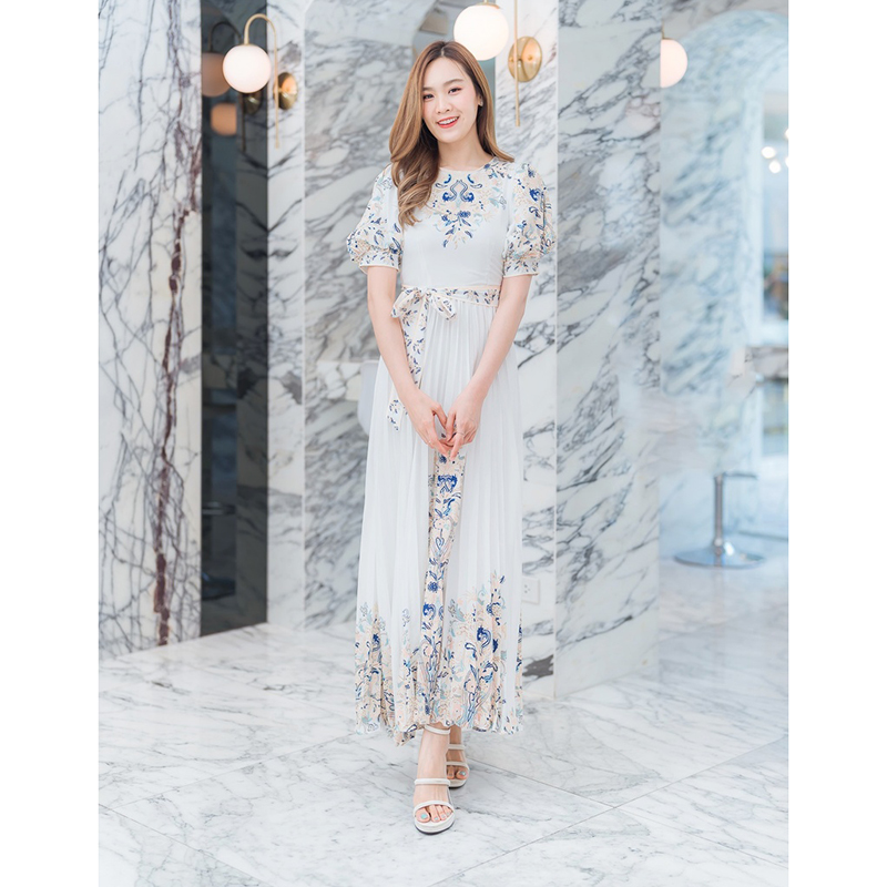 kudapy เดรสยาวสีชมพู/สีขาว กระโปรงอัดพลีทผ้าซาติน+เชือก