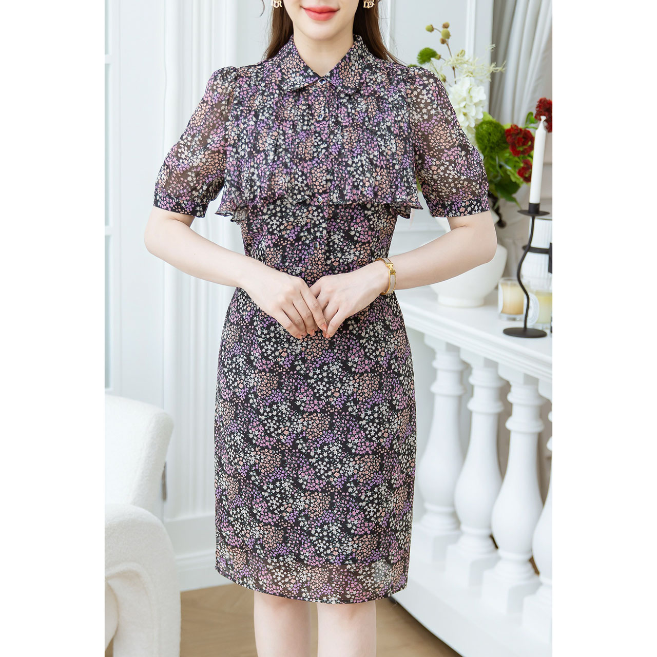 kudapy เดรสคอปกอกพลีทระบาย ลายดอกเล็กสวยละมุน ช่วงอกเป็นกระดุมใบโควเวอร์ดำ เปิดได้จริง ดีเทลช่วงอกอัดพลีทสวยมีวอลุ่ม