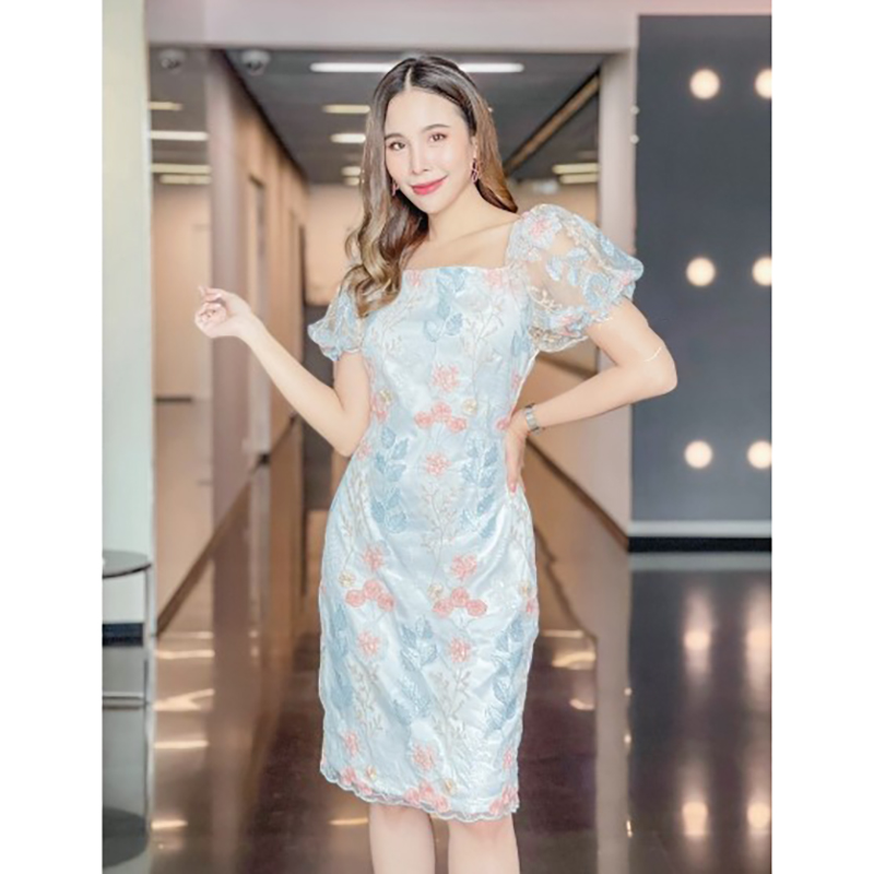 kudapy เดรสสั้นสีฟ้าขาว ผ้าโปร่งปักลายดอกไม้สีสวย ซับในด้วยผ้าซาร่า