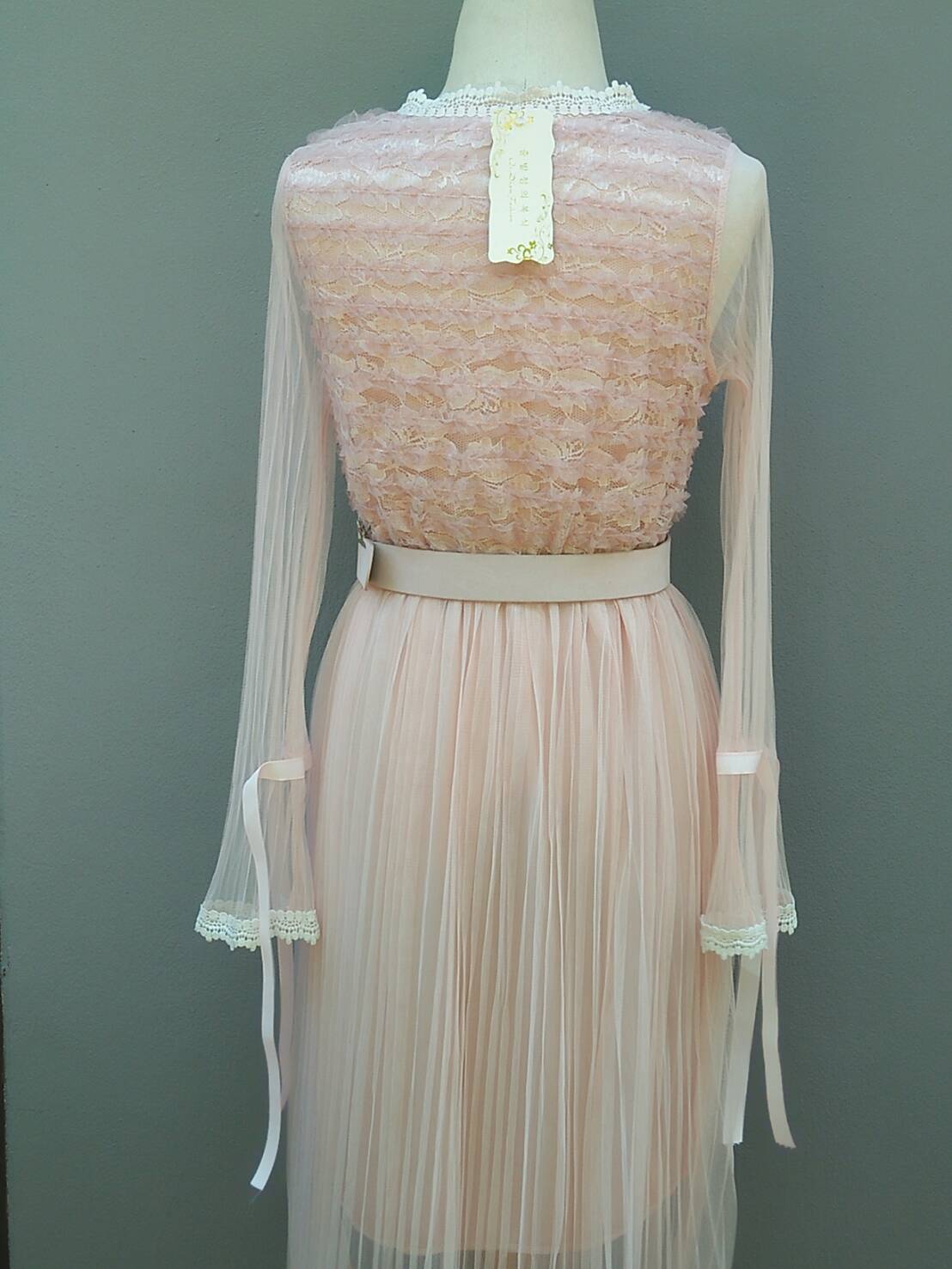 kudapy เดรสผ้าลูกไม้สีเนื้อ คอกลมแขนซีทรูมีโบผูกที่ปลายแขน