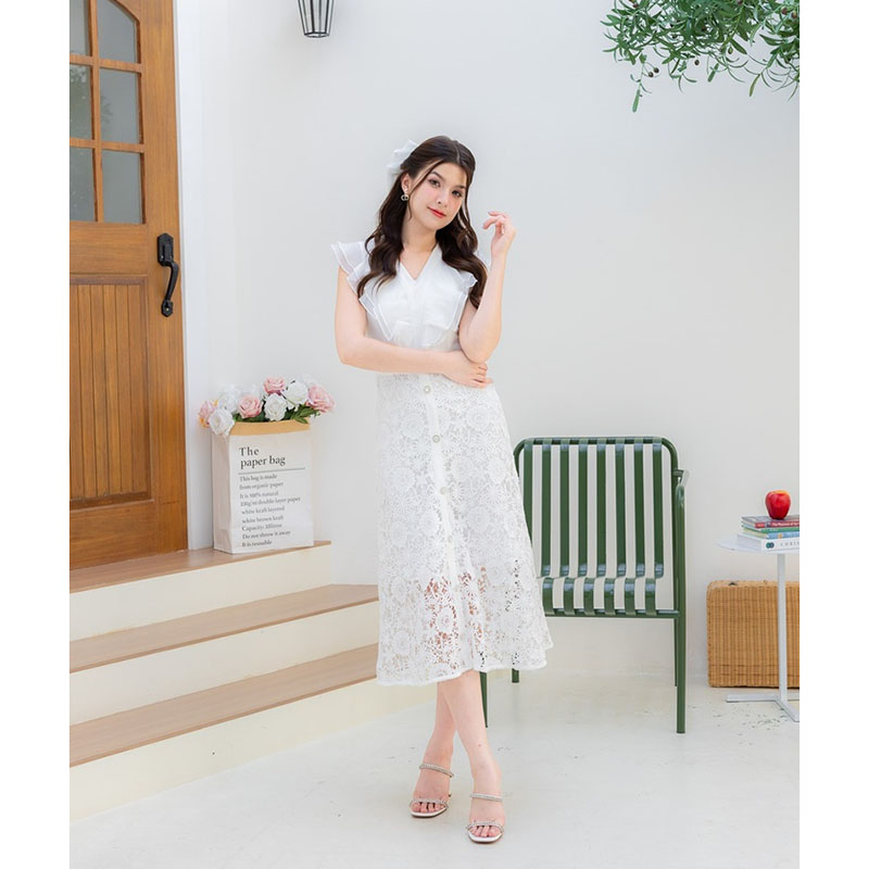 kudapy เดรสยาวสีขาว/สีชมพู/สีฟ้า คอลใหม่คือสวยปังไม่ไหว เป็นทรงกระโปรงพริ้ว แต่งผ้าลายลูกไม้ มีกิมมิคอัดพลีทระบายกลางอก งานซิปซ่อนด้านหลัง