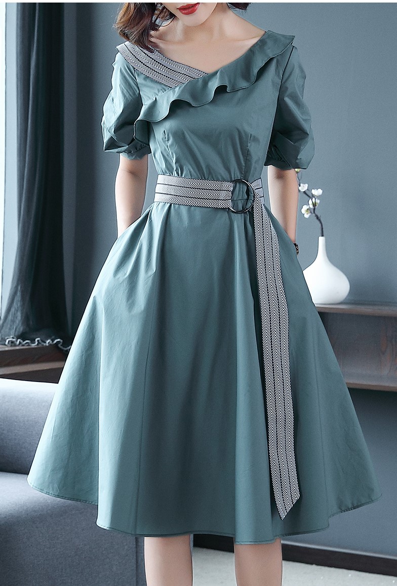 เดรสสั้นสีเขียว คอปาดกว้าง ผ้าคอตตอนผสม แต่งคอเสื้อข้างขวาลายเดียว มีเข็มขัดผูกเอวตามแบบ