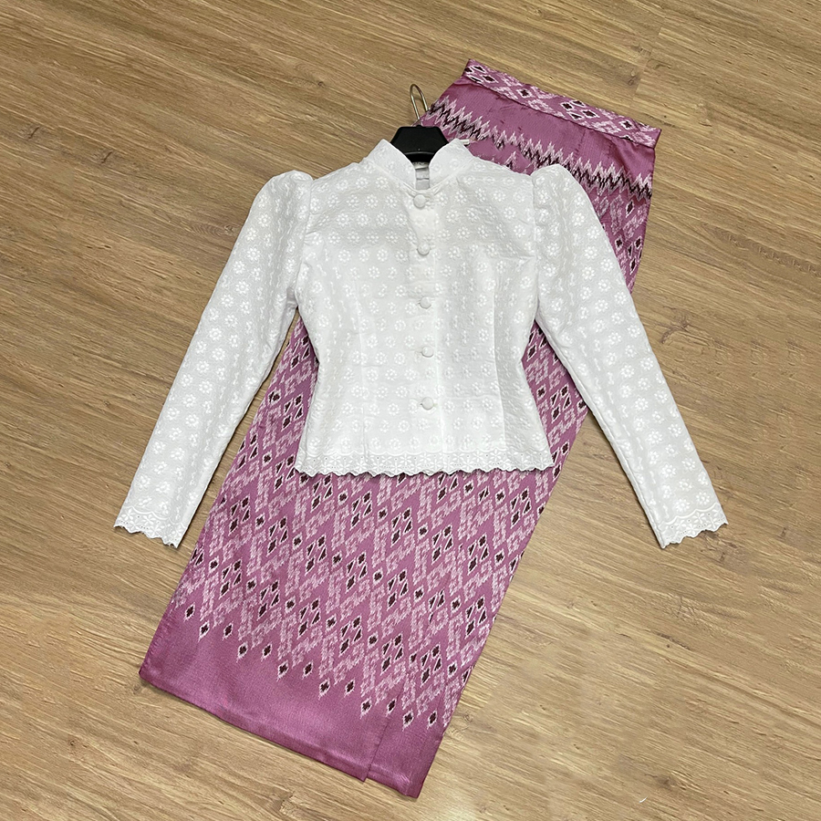 kudapy เสื้อคอตตอนปักฉลุสีขาว ทรงจิตรลดาบ่ายกจีบยอดฮิต อัดกาวช่วงตัว กระดุมหน้า ผ้าถุงสำเร็จรูป เกรดพรีเมี่ยมอัดกาว ซิปหลัง