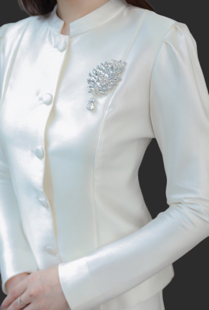 ชุดไทยจิตรลดาสีขาวงาช้าง เซ็ท 2 ชิ้น เสื้อผ้าไหมกระดุมหน้า + พร้อมกระโปรงทรงสอบ