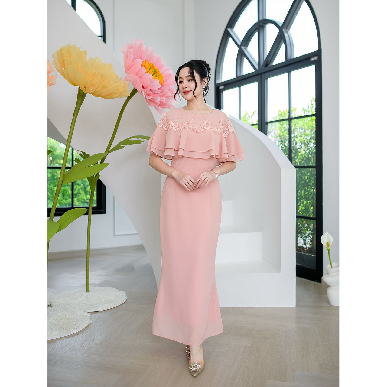 kudapy เดรสผ้าชีฟองตัวยาว งานชายหางปลาเล็กๆไม่บานมาก ดีไซน์คลุมไหล่ถึงสองชั้น แต่งลูกไม้รอบตัวเป็นงานลูกไม้คอร์ดแต่งเลื่อม