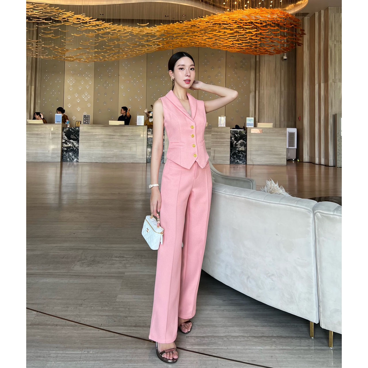 kudapy เซ็ทเสื้อแขนกุดเข้ารูปมาพร้อมกับกางเกงขายาว ตัวเสื้อแต่งกระดุมจริงสีทองปลายทรงแหลม กางเกงใช้ผ้าเดียวกับเสื้อ