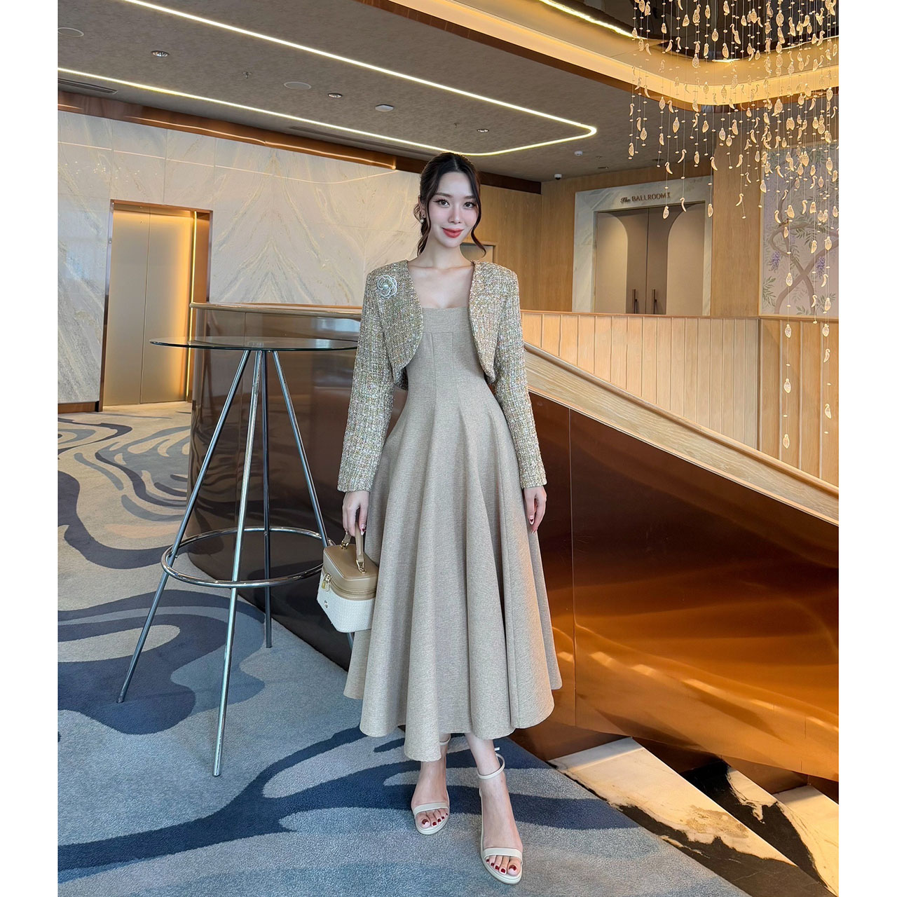 kudapy เดรส+เสื้อครอป+เข็มกลัดดอกไม้ ผ้าพรีเมี่ยมทวิตที่ เดรสเป็นทรงเข้ารูปช่วงเอว มีความพองช่วงล่างน่ารักมาก ซิปซ่อนด้านหลัง มีซับใน