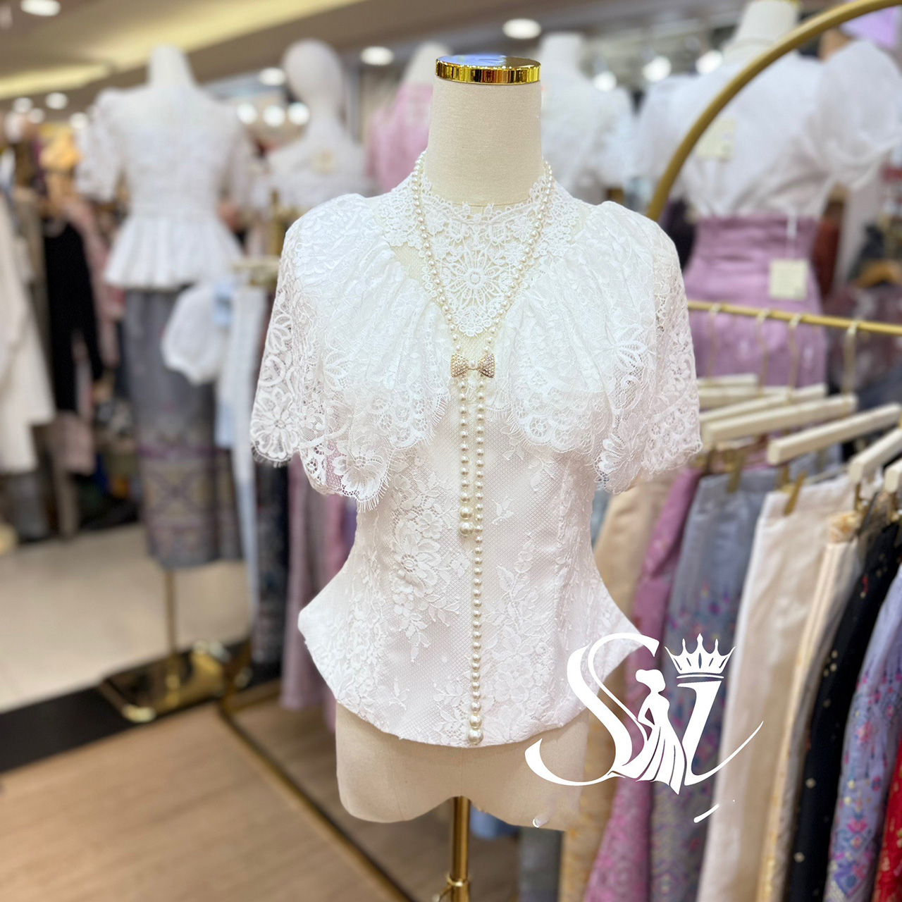 kudapy ชุดเซ็ท เสื้อลูกไม้นิ่ม แต่งระบายคลุมไหล่ งานอัดกาว กระโปรงทรงสวิง 7 ชิ้น ซิปหลัง ชายตลบผ้ากาวขึ้น เนื้อผ้าไหมแพรทิพย์