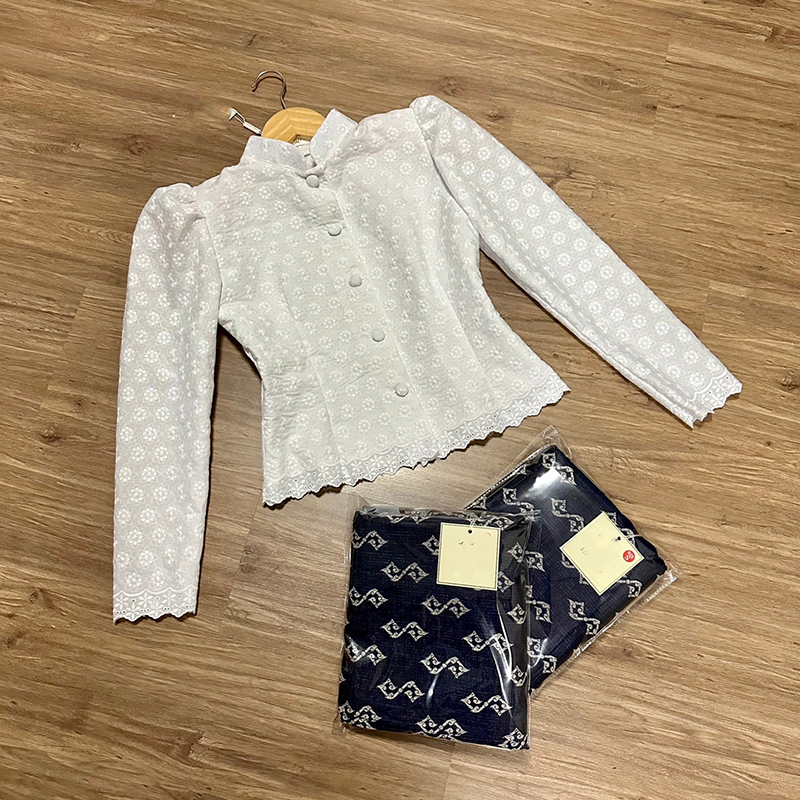 kudapy ชุดเซทเสื้อลูกไม้คอหยักแขนยาว แต่งกระดุมหน้าเรียงเม็ดเก๋ๆ เนื้อผ้าลูกไม้ฝรั่งเศส าพร้อมกับผ้าถุงสำเร็จรูป ซิปหลัง ไหมแพรทิพย์ทอลาย อัดกาว