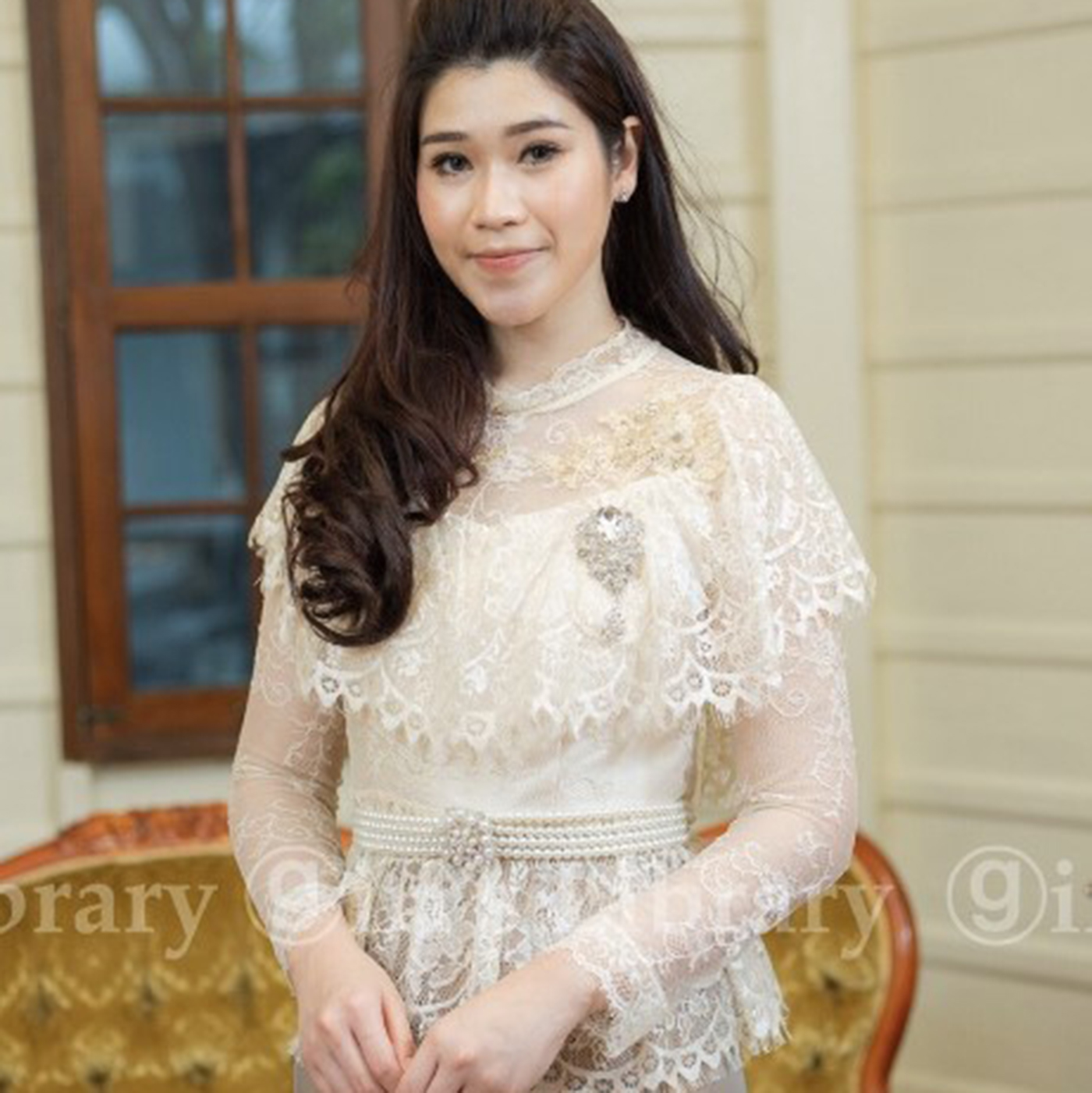 kudapy เสื้อลูกไม้เนื้อนิ่มสีขาว/ชมพู/ครีมทอง/ฟ้า แขนยาว คอปิด ระบายรอบไหล่เย็บแต่งดอกไม้สามมิติช่วงไหล่ด้านหน้า เอวระบายบาน ผ้าลูกไม้นิ่มยืดหยุ่นเนื้อเงา