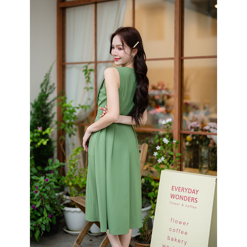 kudapy เดรสสั้นสีสีชมพูกลีบบัว/สีเขียว/สีส้มอิฐ/สีขาว/สีครีม มิดี้ ช่วงอกตีเกล็ด ติดกระดุมปั๊มเรียง 3 เม็ด คอวี ช่วงเอวทำขอบสูงเผื่อให้ดูมี shape ต่อด้วยกระโปรงทรงทวิสข้าง