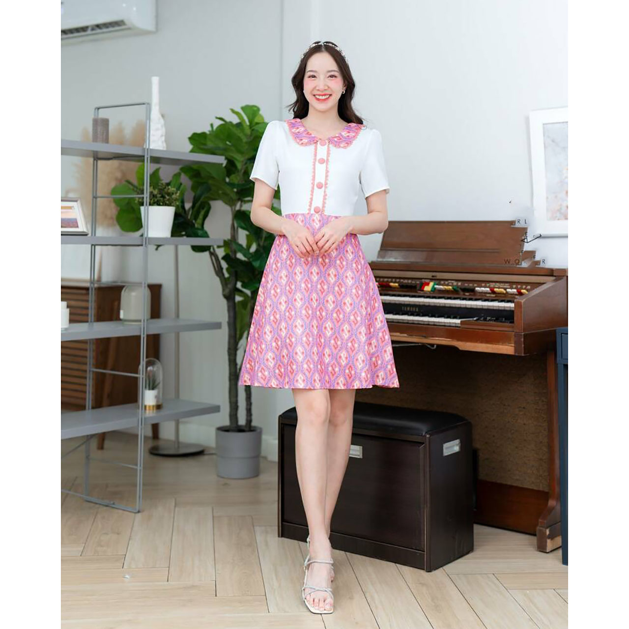 kudapy เดรสสั้นสสีขาว สีชมพู สีกรม คอบัวเสื้อผ้าพื้นกระโปรงลาย