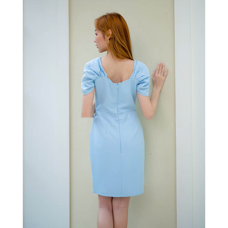 kudapy เดรสสั้นสีฟ้า ตัวนี้เริ่ดมากเพราะใส่ได้ 2 แบบ ใส่เป็นแบบ เว้าไหล่ จะมีสายเดี่ยวเส้นใหญ่ คล้องปิดต้นแขนด้วยผ้าจับเดรปที่แขน